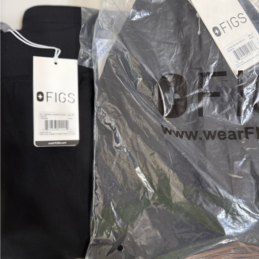 Figs Black NWT Petite Jogger Scrub Set - Picture 2 of 2